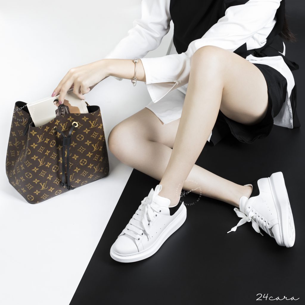 LOUIS VUITTON NEONOE MONOGRAM LEATHER BAG