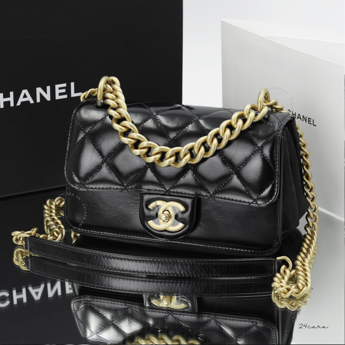 CHANEL FLAP BAG WITH GOLD HARDWARE IN LAMBSKIN LEATHER