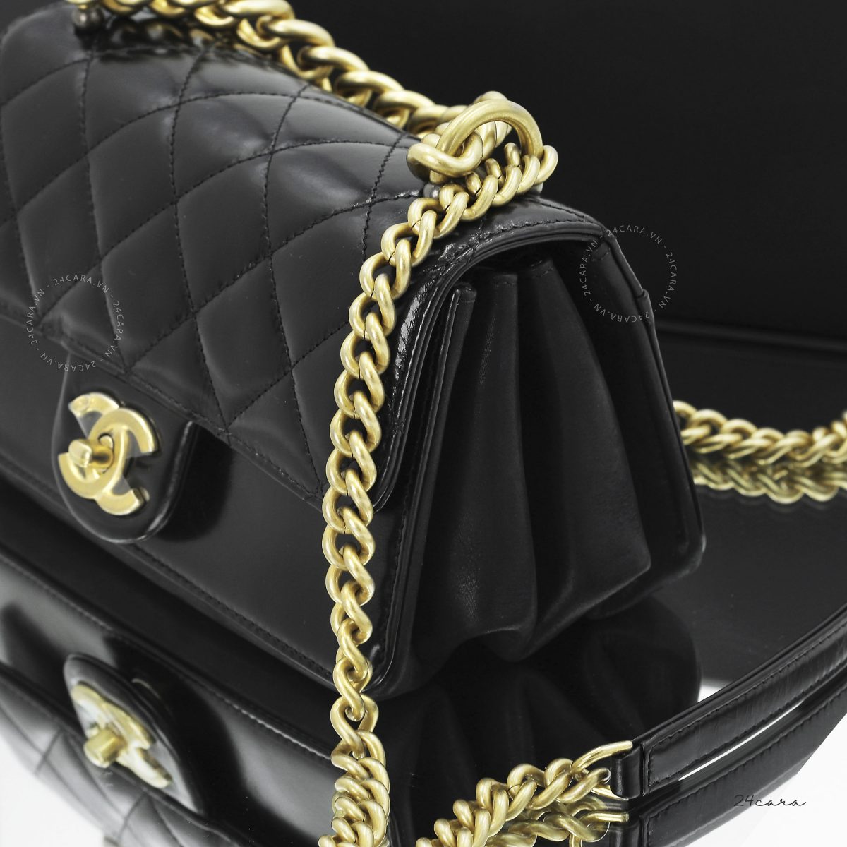 CHANEL FLAP BAG WITH GOLD HARDWARE IN LAMBSKIN LEATHER