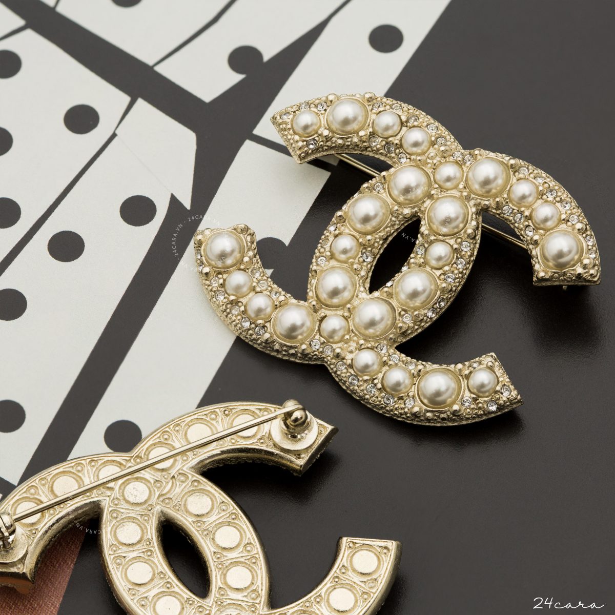CHANEL CRYSTAL CC BROOCHES WITH PEARL